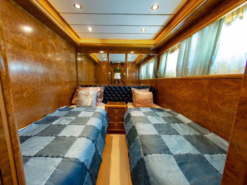 Book yachts online - motorboat - Posillipo Technema 82 - Say Yes - rent