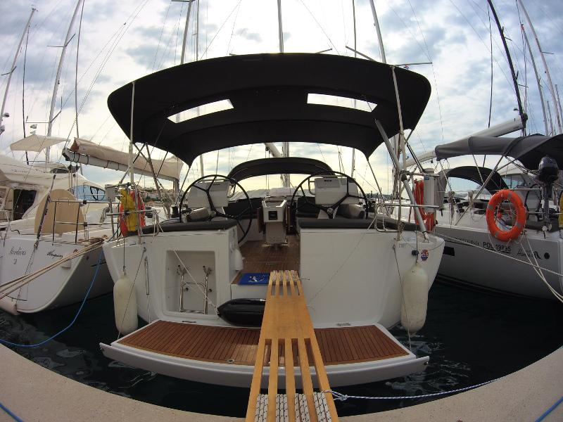 Book yachts online - sailboat - Hanse 455 - Victoria One - rent