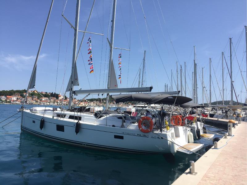Book yachts online - sailboat - Hanse 455 - Victoria One - rent