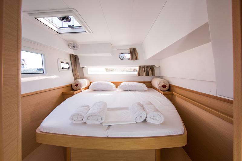Book yachts online - catamaran - Lagoon 42 - Hydra X - rent