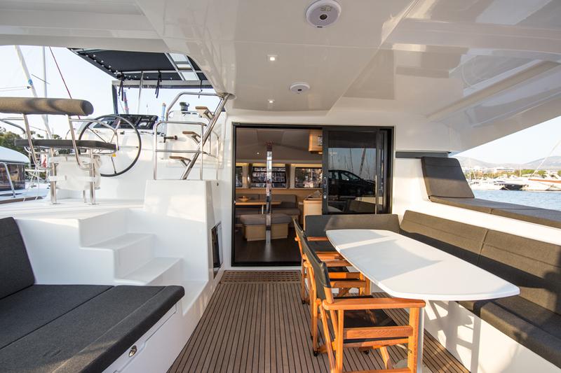 Book yachts online - catamaran - Lagoon 42 - Hydra X - rent
