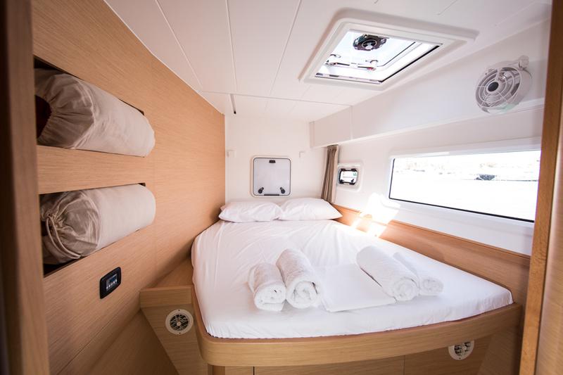 Book yachts online - catamaran - Lagoon 42 - Hydra X - rent