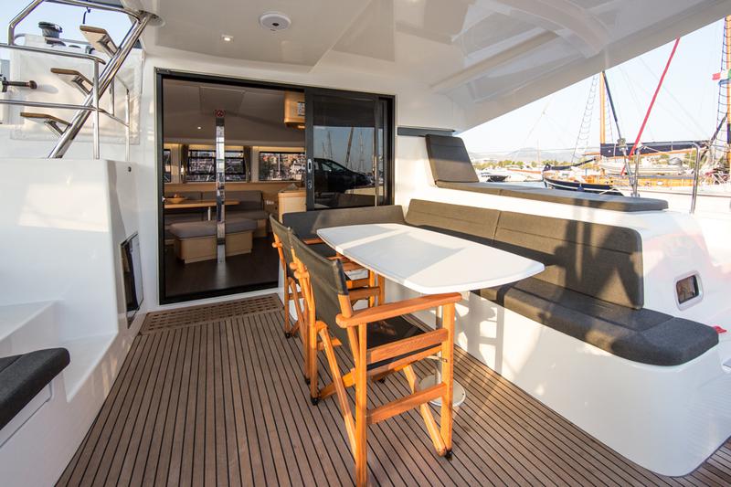 Book yachts online - catamaran - Lagoon 42 - Hydra X - rent