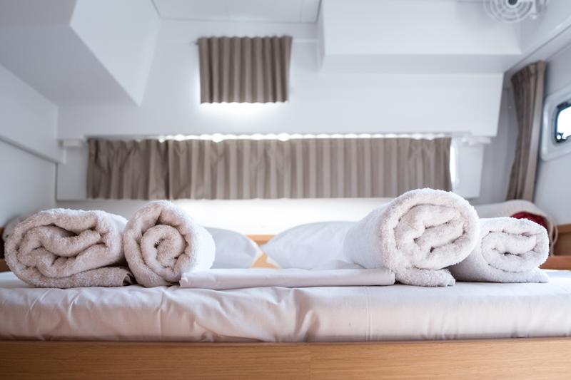 Book yachts online - catamaran - Lagoon 42 - Hydra X - rent