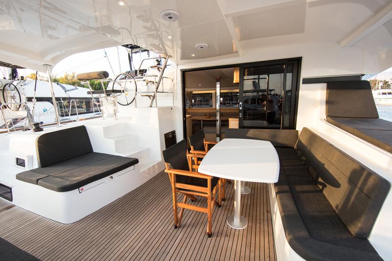 Book yachts online - catamaran - Lagoon 42 - Hydra X - rent