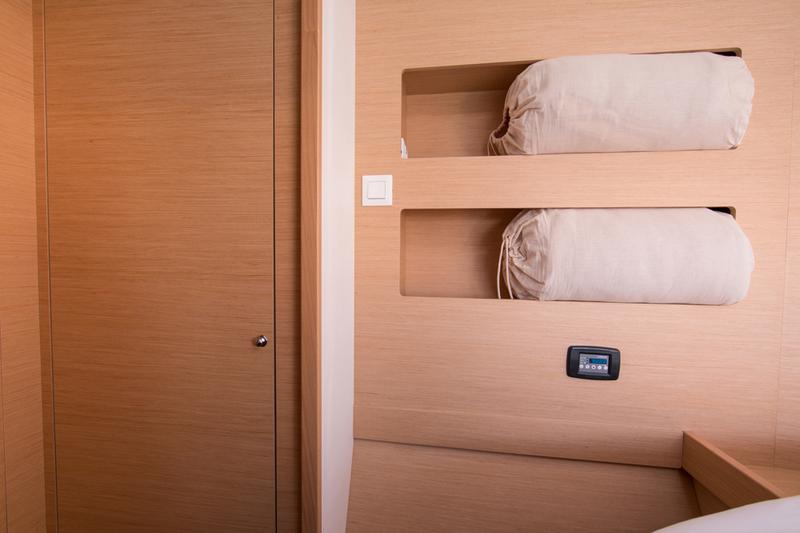 Book yachts online - catamaran - Lagoon 42 - Hydra X - rent