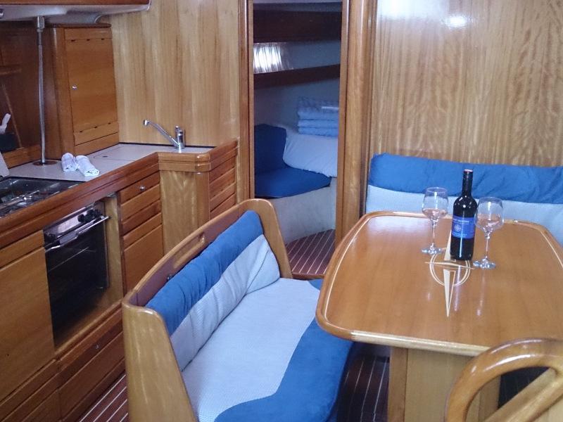 Book yachts online - sailboat - Bavaria 39 Cruiser - Larolau - rent