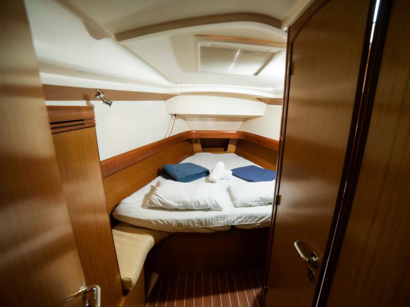 Book yachts online - sailboat - Sun Odyssey 42 i - Triton (NEW sails 2021) - rent