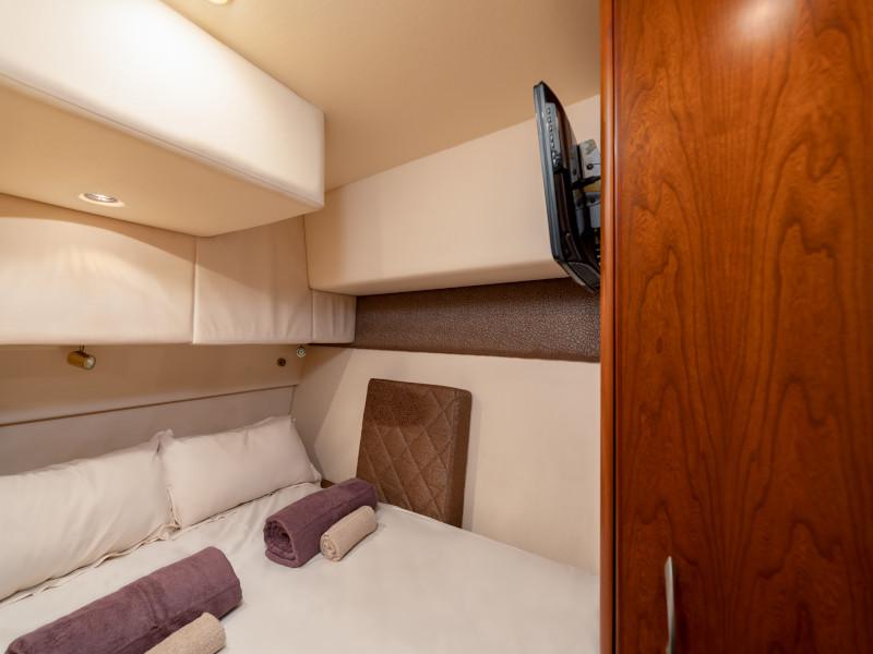 Book yachts online - motorboat - Silverton Ovation 52 - Life of Riley - rent