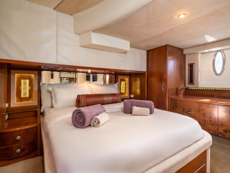 Book yachts online - motorboat - Silverton Ovation 52 - Life of Riley - rent