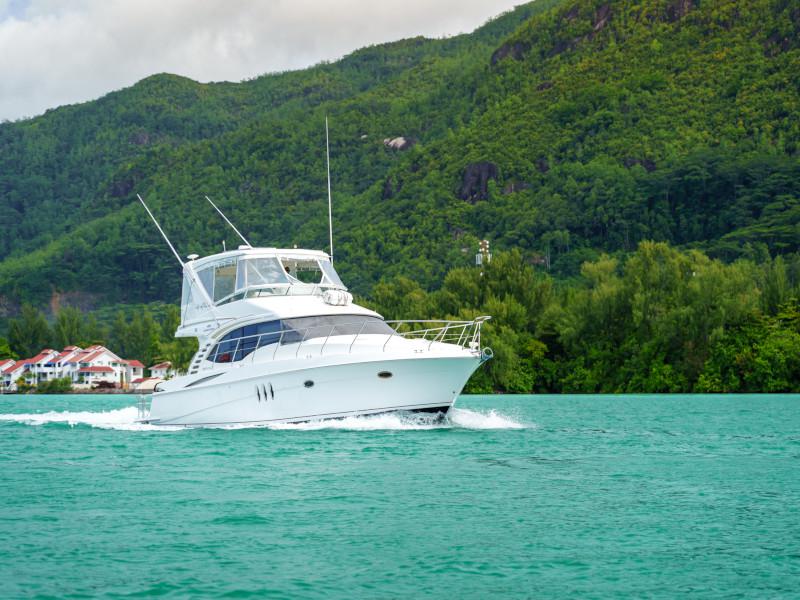 Book yachts online - motorboat - Silverton Ovation 52 - Life of Riley - rent
