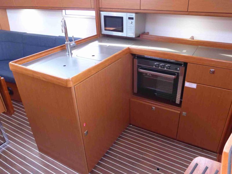 Book yachts online - sailboat - Bavaria Cruiser 37 - Blue Passion - rent