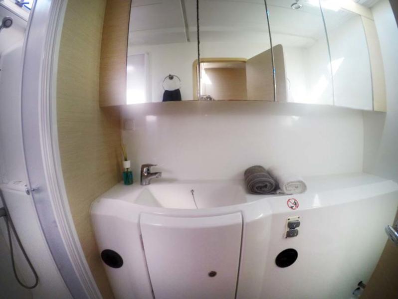 Book yachts online - catamaran - Lagoon 400 - Nusa - rent