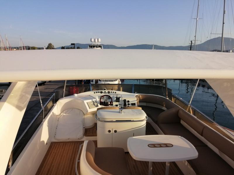 Book yachts online - motorboat - Princess 61 - Allegria - rent