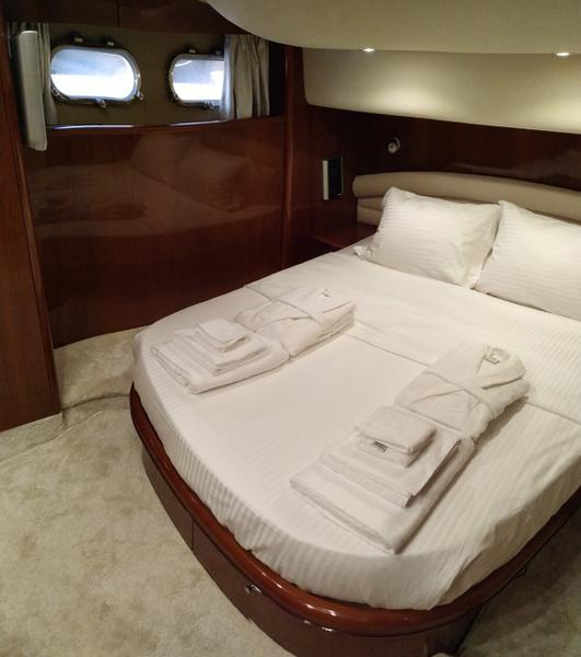 Book yachts online - motorboat - Princess 61 - Allegria - rent