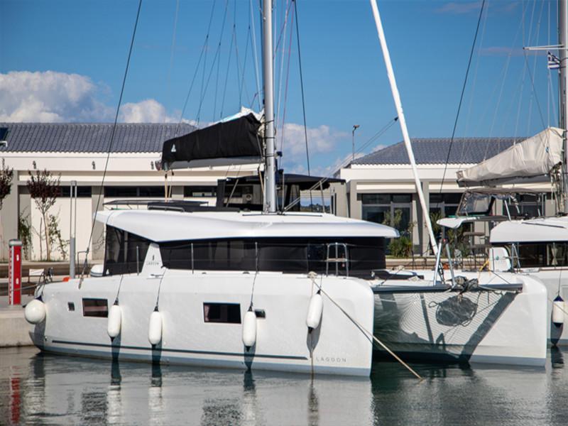 Book yachts online - catamaran - Lagoon 42 - Dioni - rent