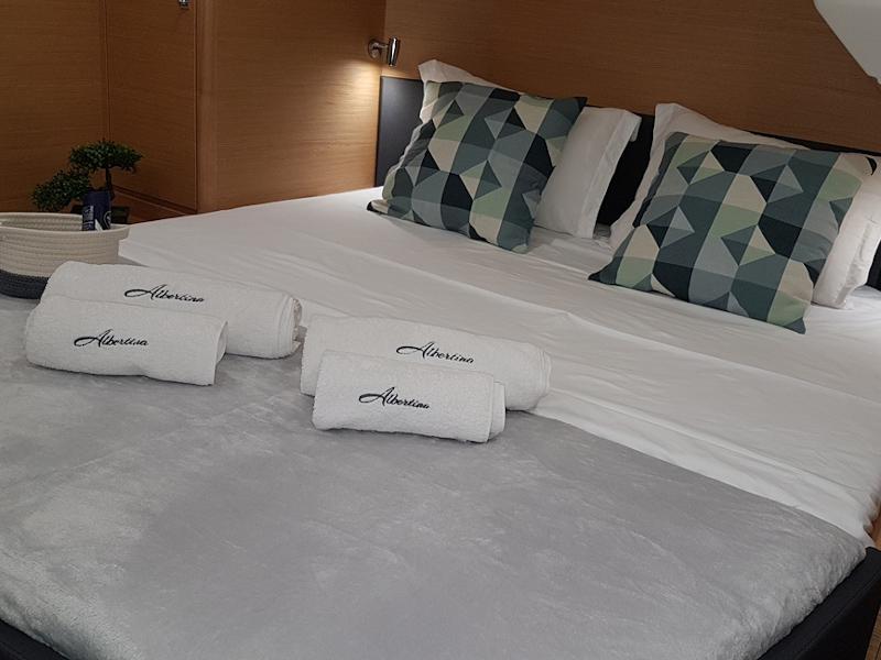 Book yachts online - catamaran - Dufour Catamaran 48 - Albertina II - rent