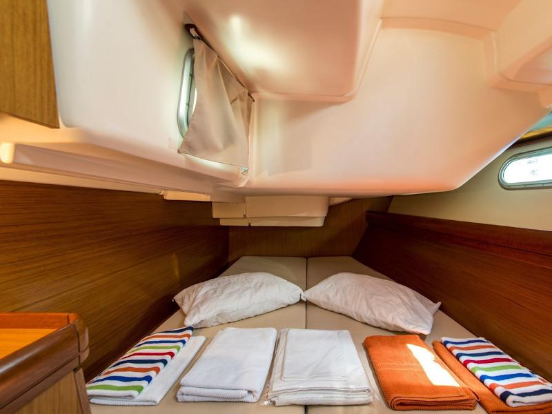 Book yachts online - sailboat - Sun Odyssey 42i - Thalia - rent