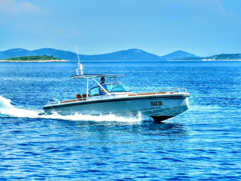 Book yachts online - motorboat - Axopar 28 - La Nina - rent