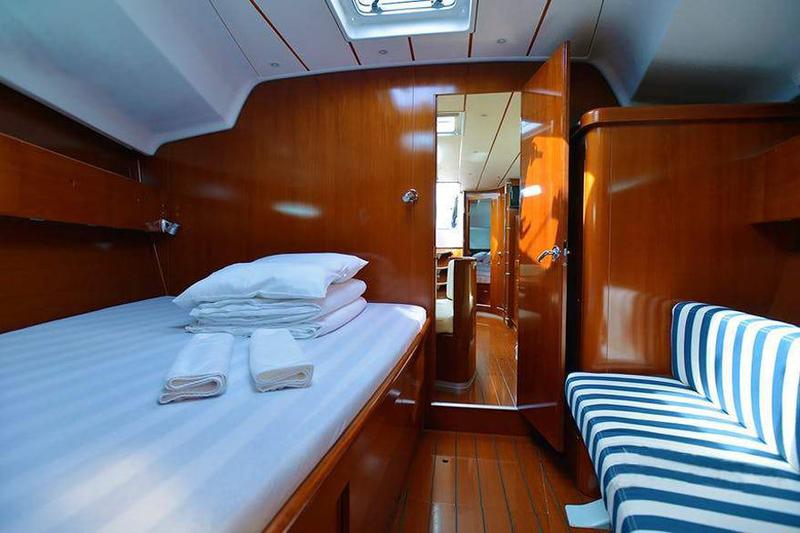 Book yachts online - sailboat - First 47.7 - MH 31 - rent