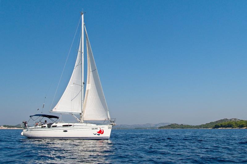 Book yachts online - sailboat - Bavaria 35 C - MH 25 - rent