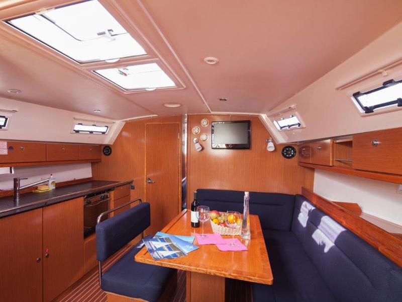 Book yachts online - sailboat - Bavaria 40 CN - MH 34 - rent