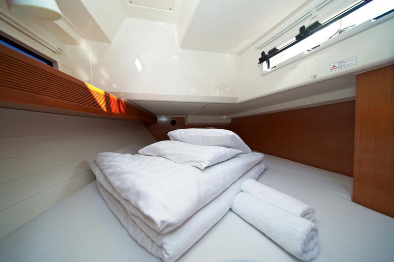 Book yachts online - sailboat - Bavaria 40 CN - MH 34 - rent