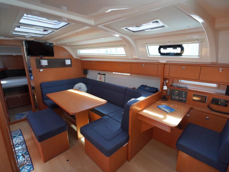 Book yachts online - sailboat - Bavaria 41 Cruiser - Carlotta - rent