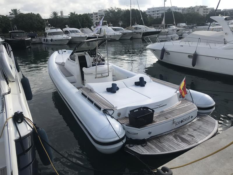 Book yachts online - motorboat - Magazzu' M11 Coupe - Ice Beat - rent