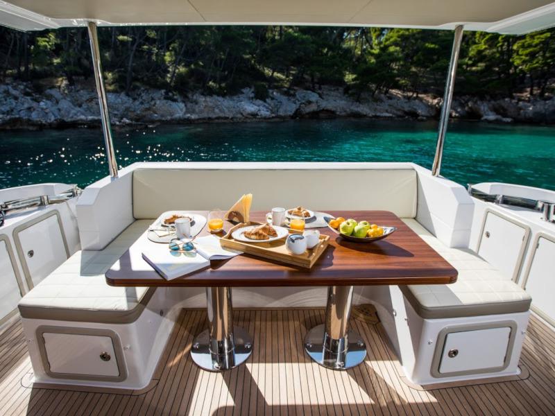 Book yachts online - motorboat - Azimut 66 - Tamara II - rent
