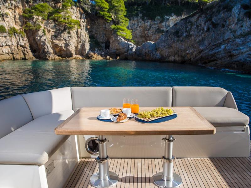 Book yachts online - motorboat - Prestige 460 - Marko I - rent