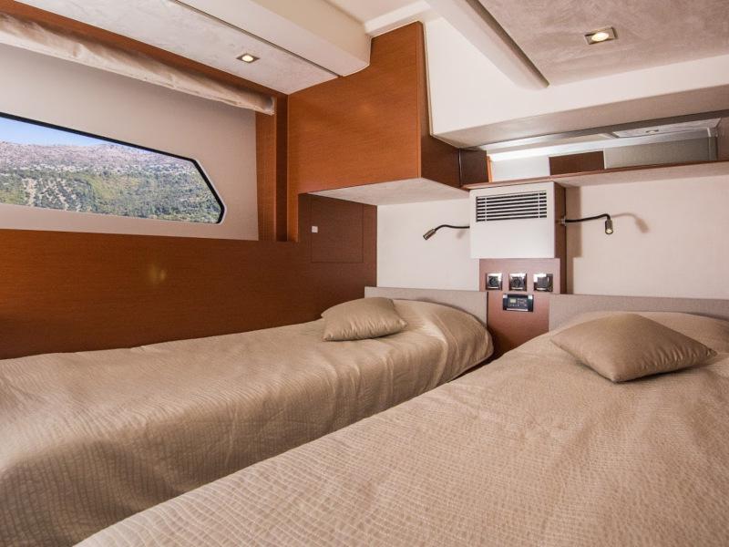 Book yachts online - motorboat - Prestige 460 - Marko I - rent