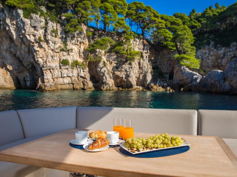 Book yachts online - motorboat - Prestige 460 - Marko I - rent