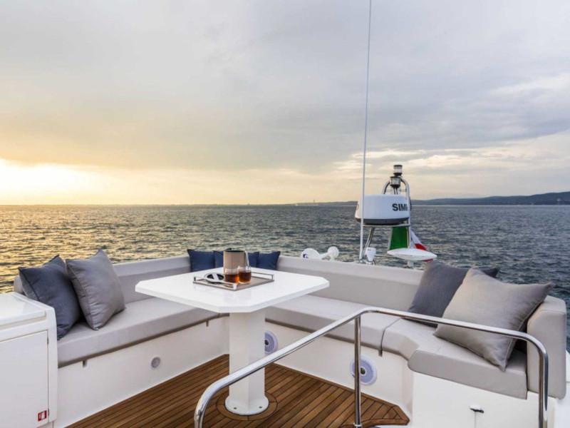 Book yachts online - motorboat - Ferretti 450 - Lady Esmeralda - rent