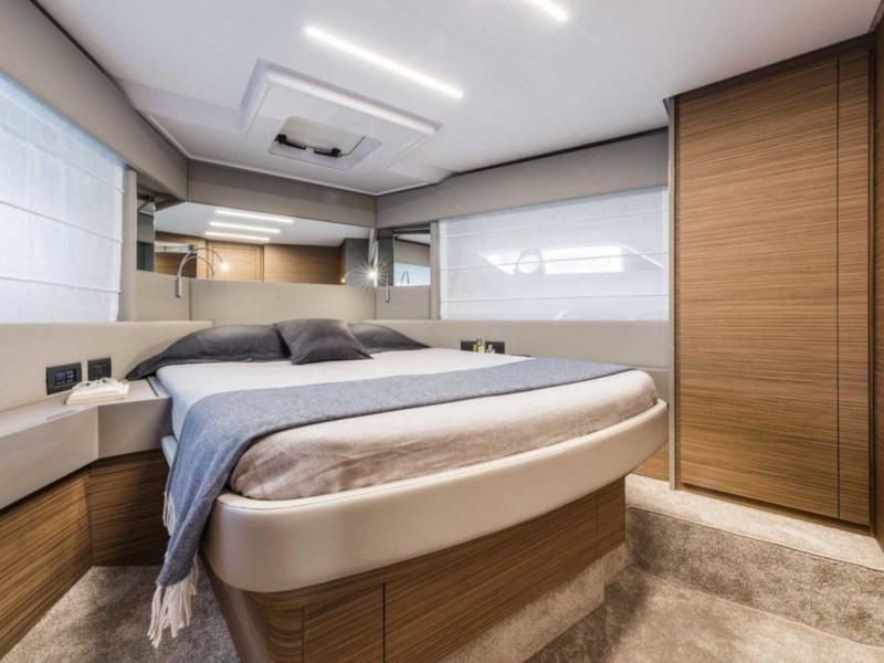 Book yachts online - motorboat - Ferretti 450 - Lady Esmeralda - rent