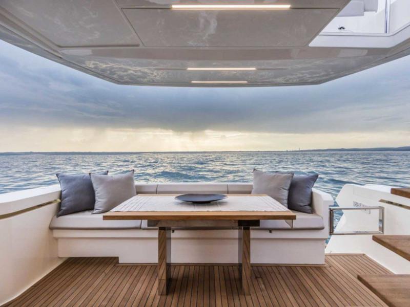 Book yachts online - motorboat - Ferretti 450 - Lady Esmeralda - rent