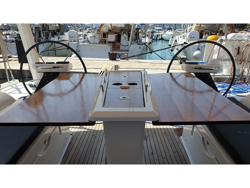Book yachts online - sailboat - Dufour 390 Grand Large - Sara - rent