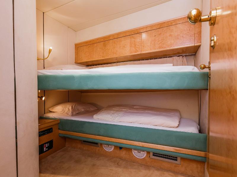 Book yachts online - motorboat - Fairline 65 Squadron - Sunshine MBL - rent