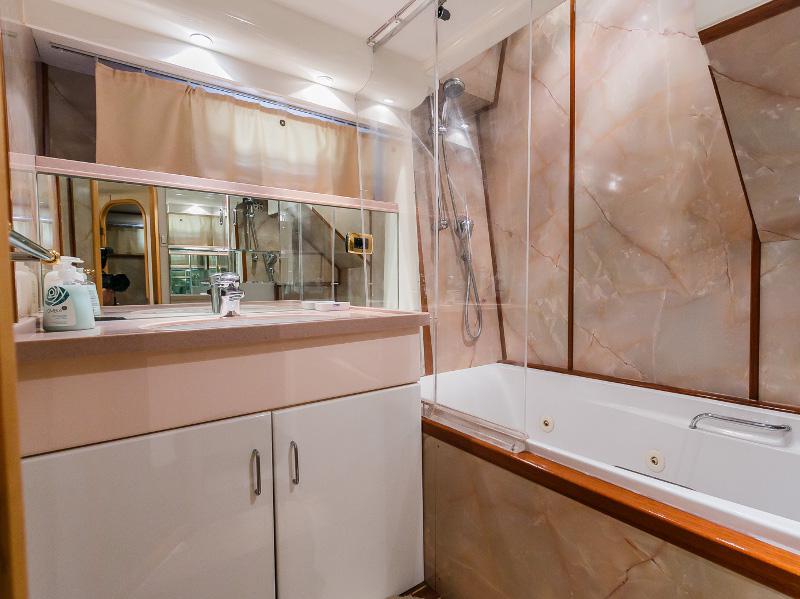 Book yachts online - motorboat - Fairline 65 Squadron - Sunshine MBL - rent