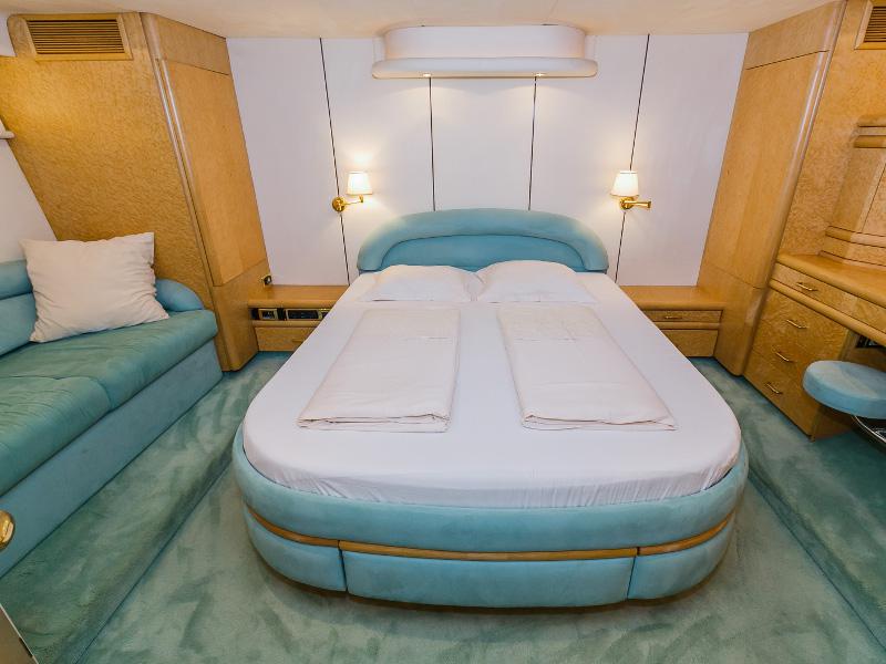 Book yachts online - motorboat - Fairline 65 Squadron - Sunshine MBL - rent