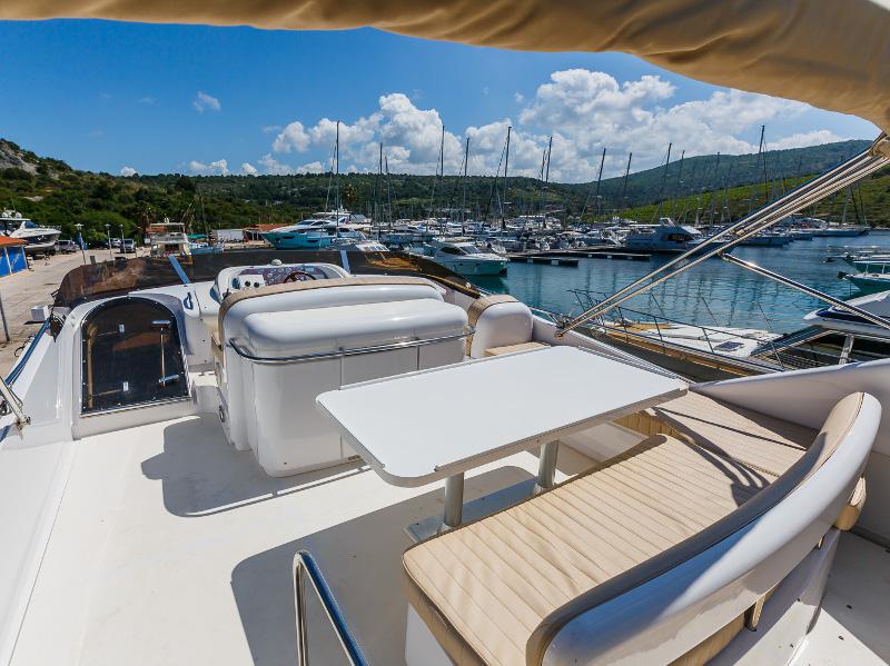 Book yachts online - motorboat - Fairline 65 Squadron - Sunshine MBL - rent