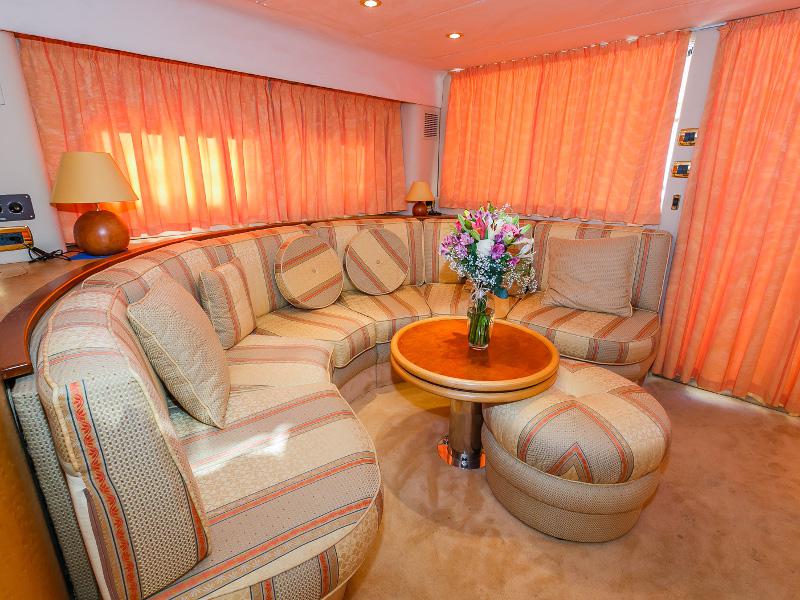 Book yachts online - motorboat - Fairline 65 Squadron - Sunshine MBL - rent