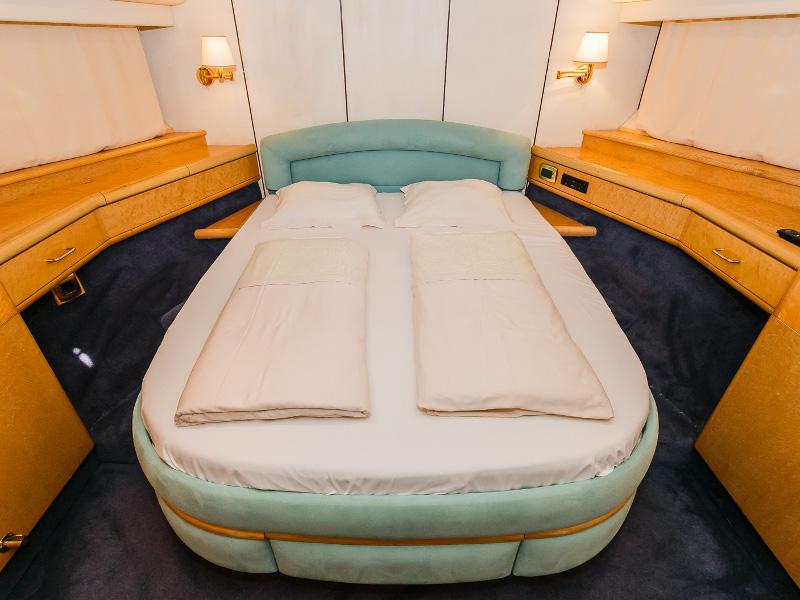 Book yachts online - motorboat - Fairline 65 Squadron - Sunshine MBL - rent