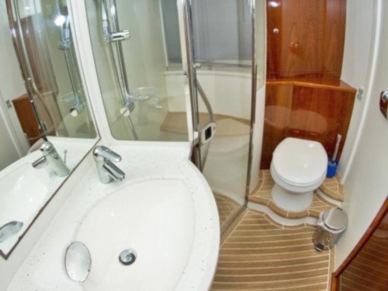 Book yachts online - motorboat - Princess V 58 - Cool - rent