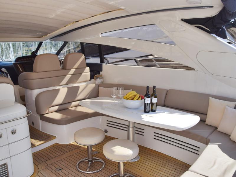 Book yachts online - motorboat - Princess V 58 - Cool - rent