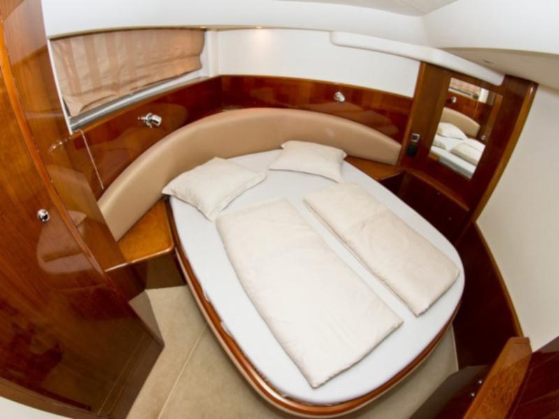 Book yachts online - motorboat - Princess V 58 - Cool - rent