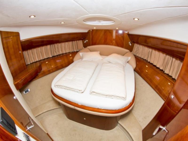 Book yachts online - motorboat - Princess V 58 - Cool - rent