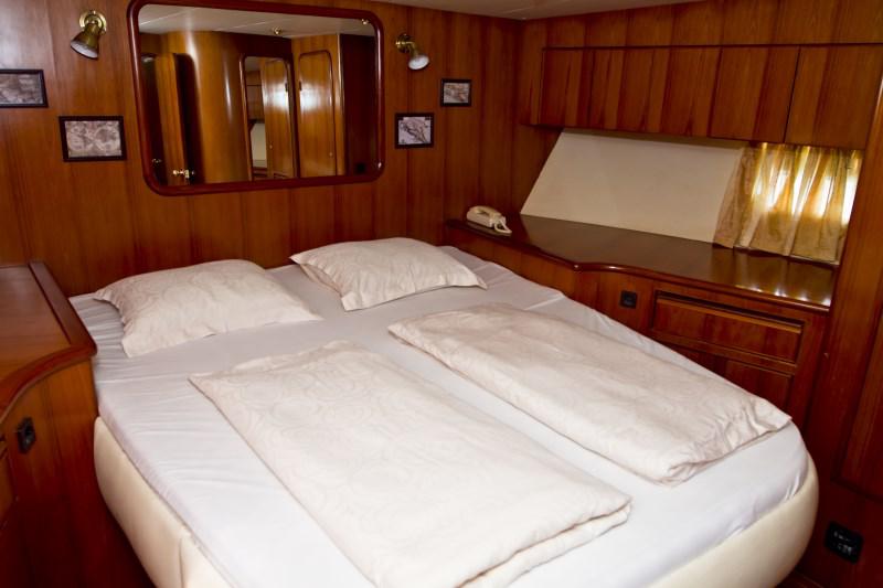 Book yachts online - motorboat - Yaretti 1910 - Relax  - rent