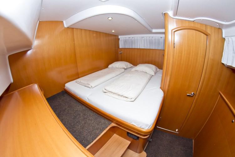 Book yachts online - powercatamaran - Lagoon Powercat 43 - Perseus 1 - rent