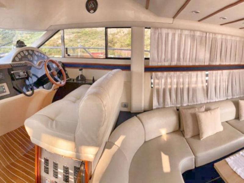 Book yachts online - motorboat - Fairline Phantom 40 - Julia - rent